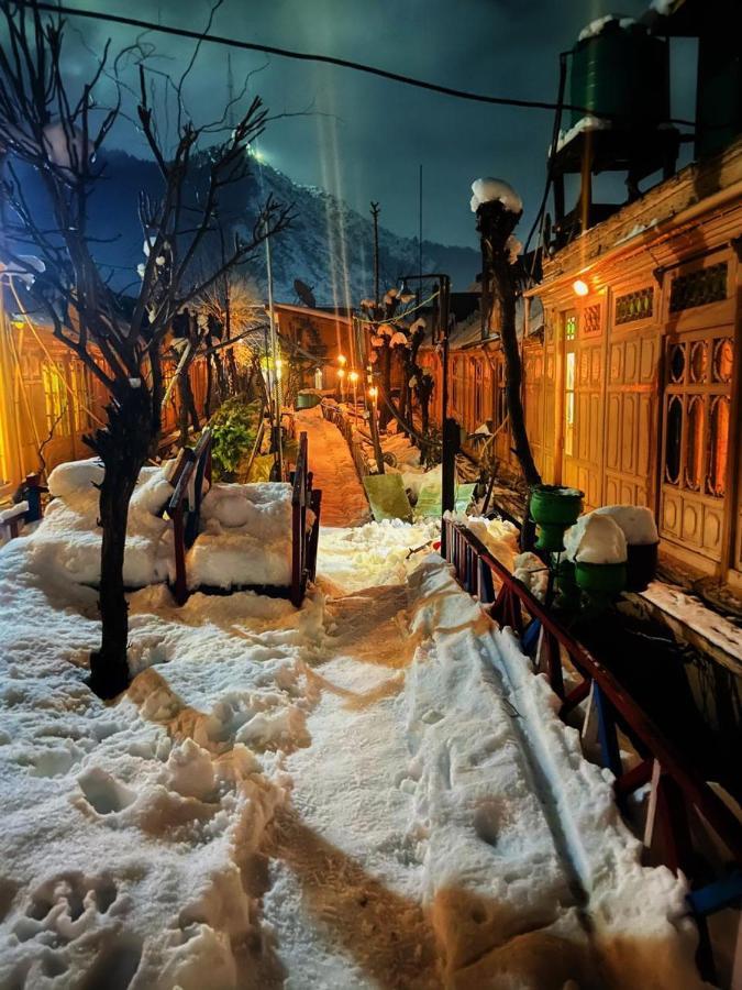 Hotel Chicago Group Of Houseboats Srīnagar Exterior foto