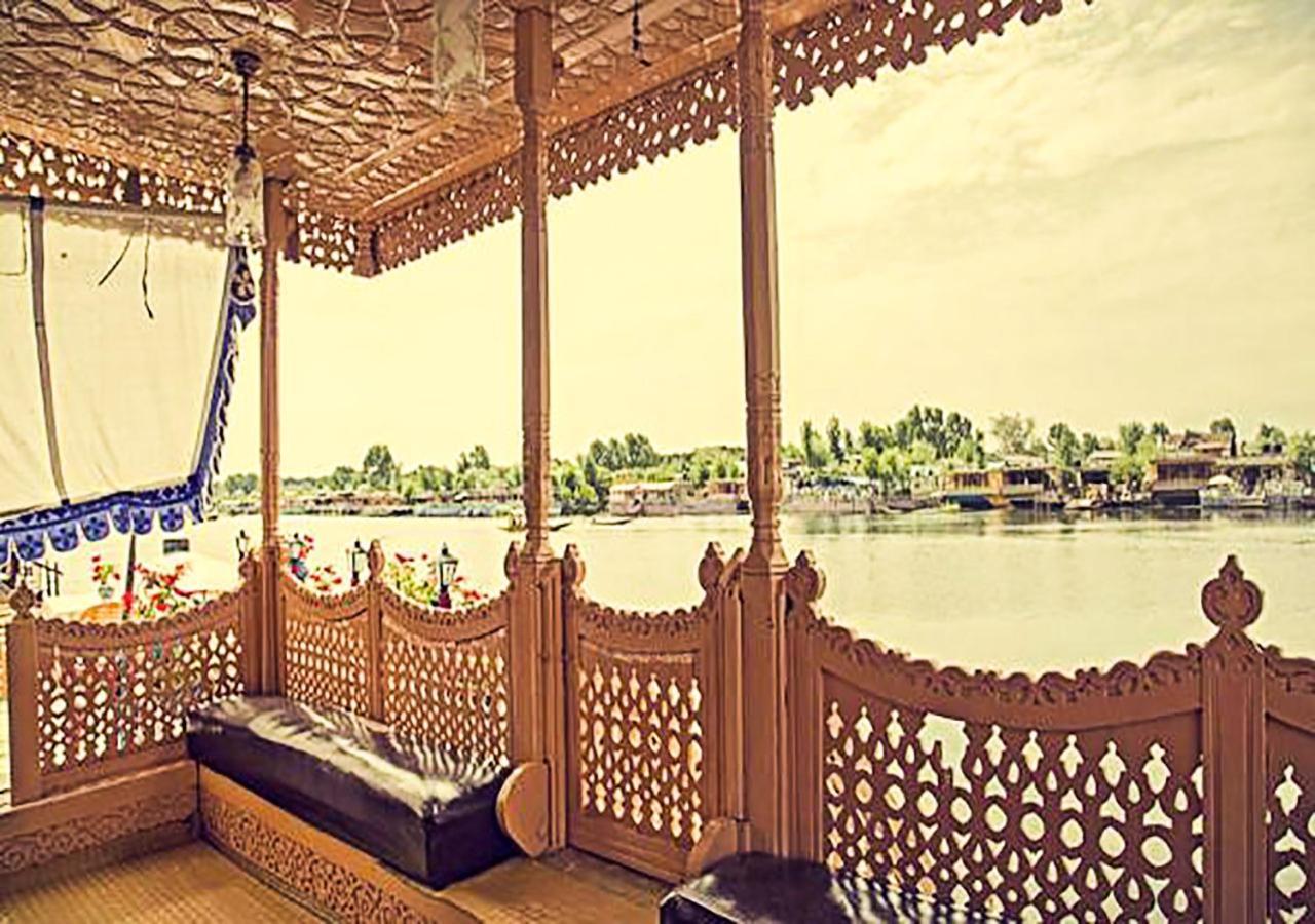Hotel Chicago Group Of Houseboats Srīnagar Exterior foto