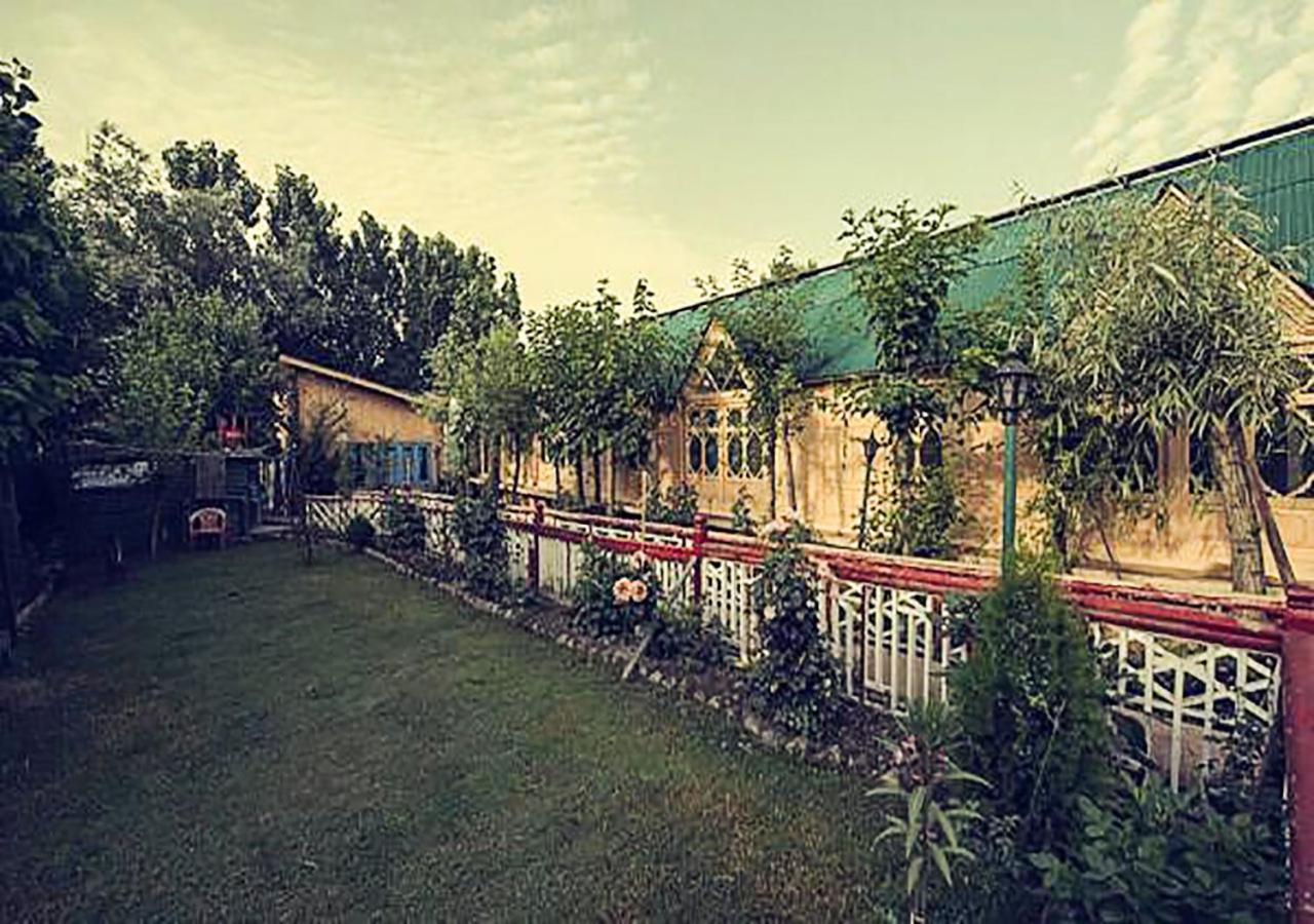 Hotel Chicago Group Of Houseboats Srīnagar Exterior foto